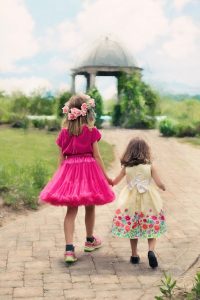 little-girls-walking-773024_640